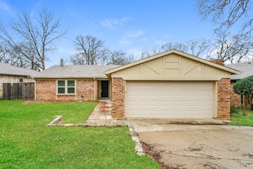 4820 Crest Dr Arlington, TX 76017